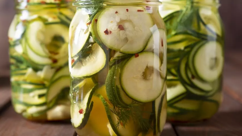 Жестоки мариновани тиквички в буркан
