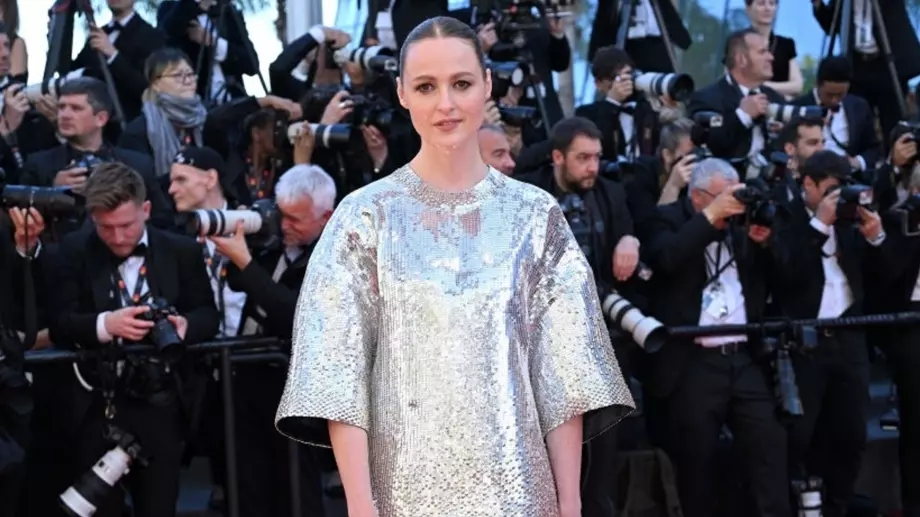 След триумфа: Ренате Реинсве се завърна в Кан (ВИДЕО)