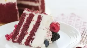 Сочна торта Червено кадифе