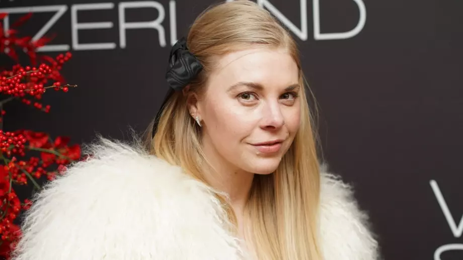 Джиджи Бурис: Майсторката, която прави „висша мода“ шапки (СНИМКИ)