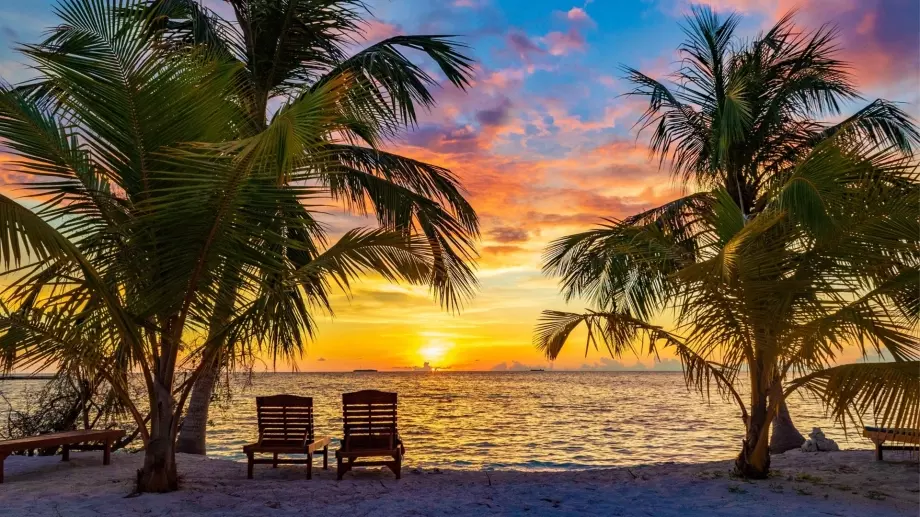 Защо луксозни курорти в тези популярни острови местят часовниците с час напред?