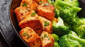 Неустоими хапки сьомга с мед и чесън