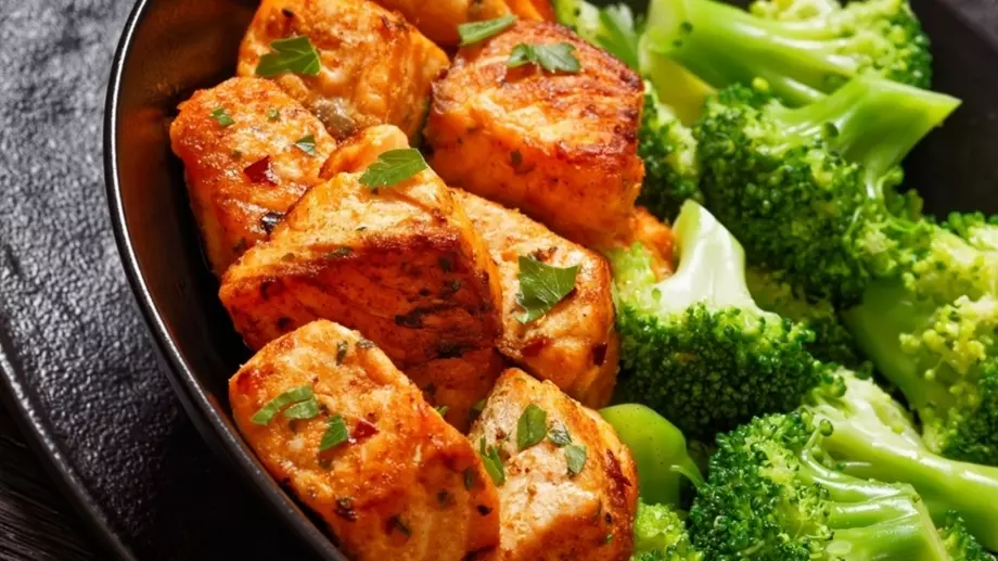 Неустоими хапки сьомга с мед и чесън