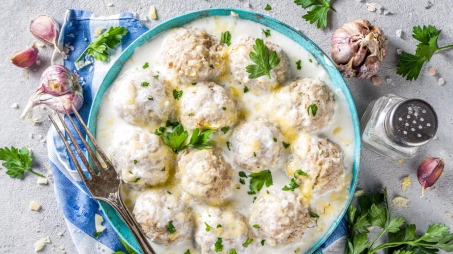 Пилешки кюфтета със спанак и сметана