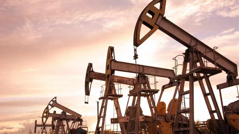 Петролът силно повлиян от очакванията ОПЕК+ да запази намалените добиви 