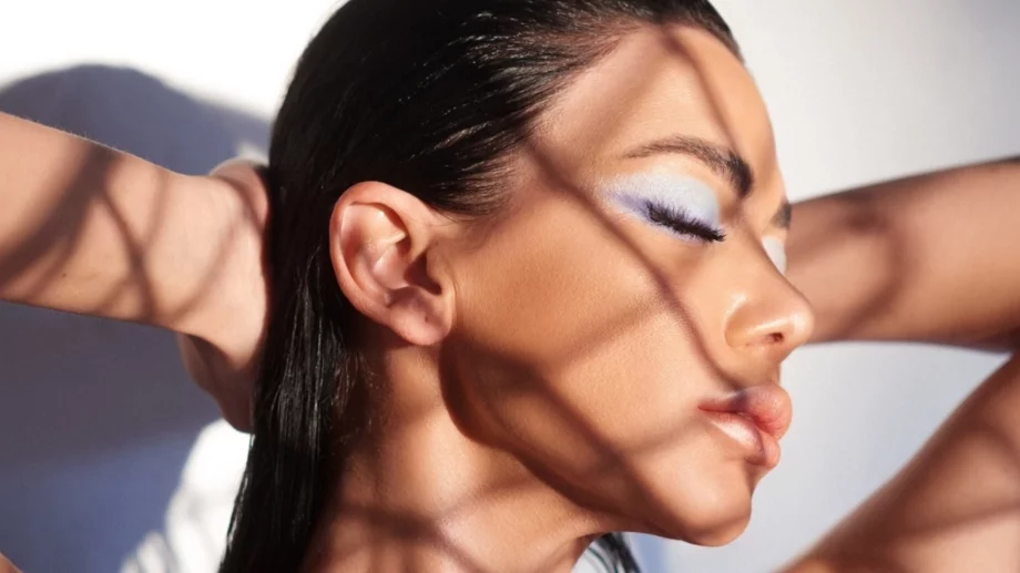 Топ трикове от холивудски гримьори за свежа лятна визия (ВИДЕО)