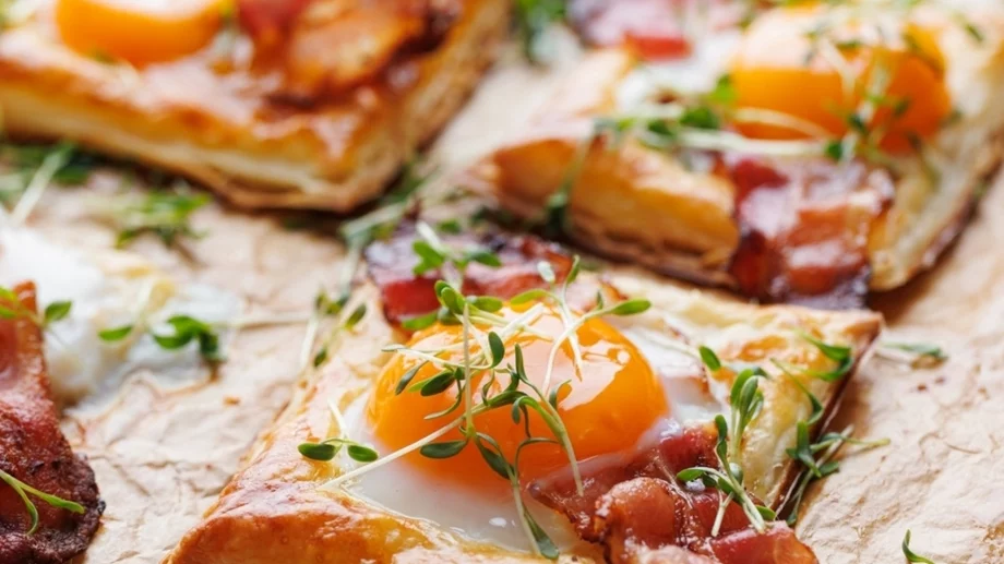 Хрупкави бутерки с яйца и бекон