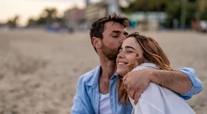 5 начина да бъдете жената, която той няма търпение да покаже на приятелите си