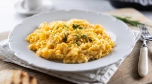 Кога да добавите сол към бърканите яйца, според експерти