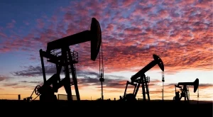 Очакванията за ръст на добива по-късно през 2024 г. удариха цените на петрола