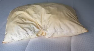 Как да премахнете жълтите петна от възглавниците