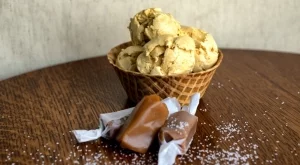 Домашен сладолед с вкус на солен карамел