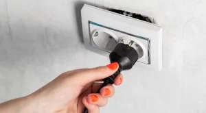 6 тихи знака, че домът ви има сериозен електрически проблем