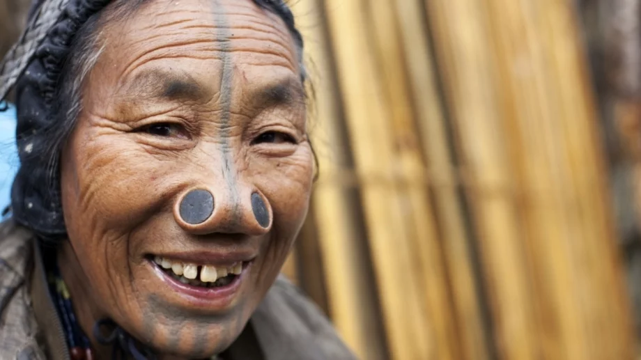 Запознайте се с племето, където жените трябва да си запушат носовете