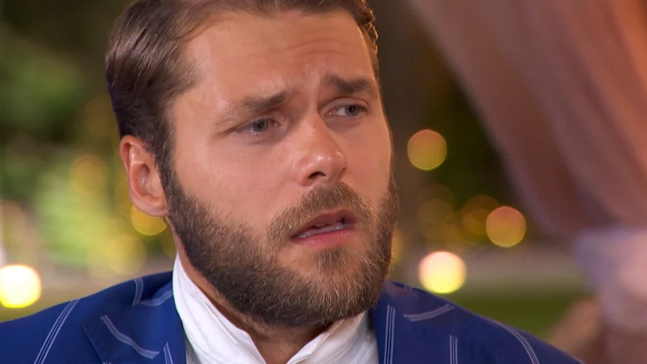 Непоказвана стара снимка на Алек от "Ергенът" с очила