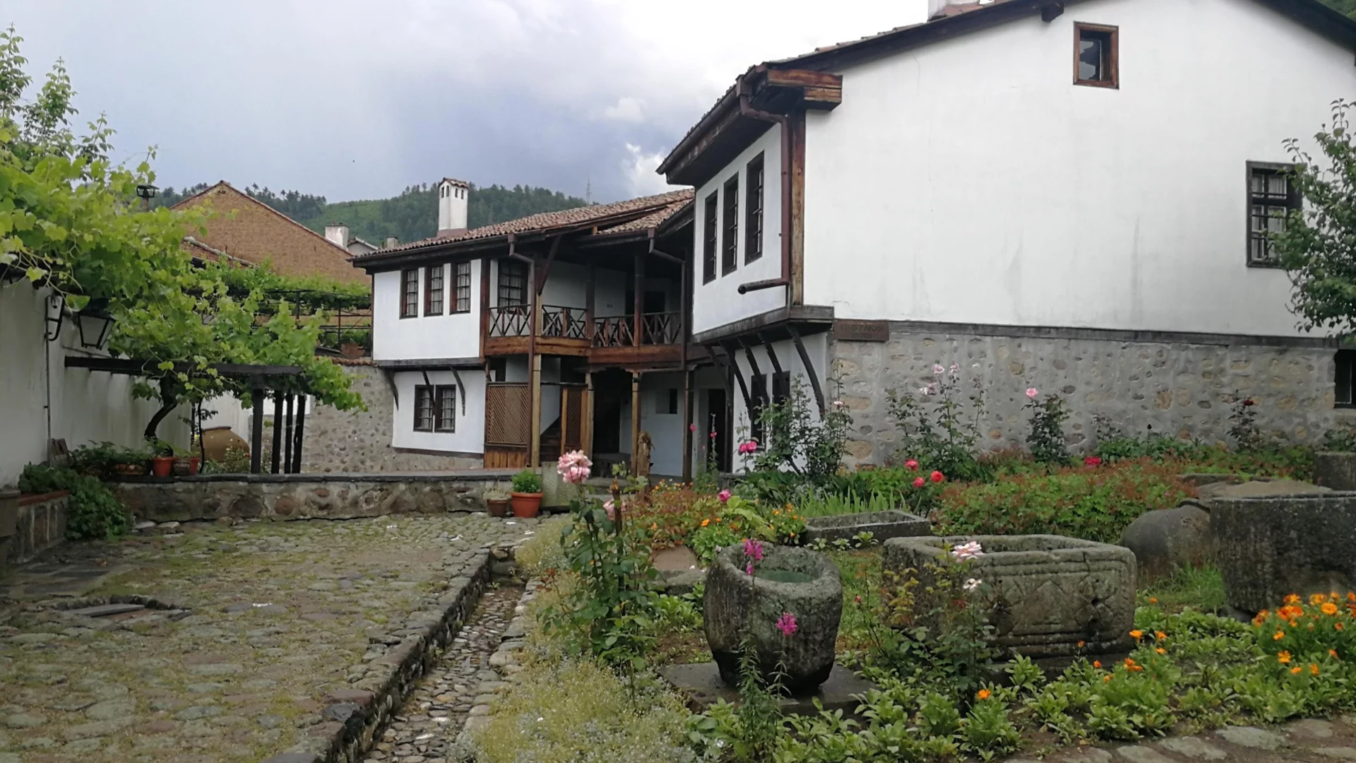 Джаба, Снежанка и най-старото черешово топче в България