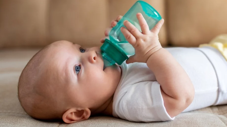 Лекар: Правилно въвеждане на водата при бебета