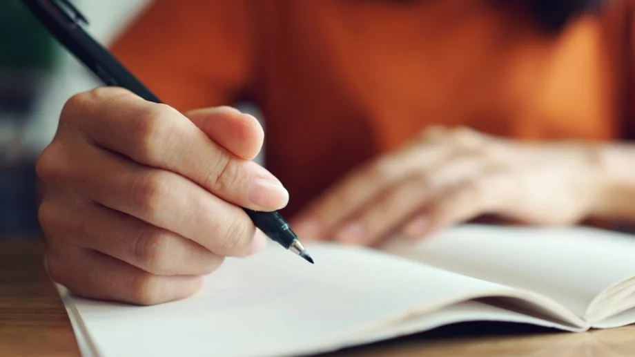 Ужасна, ужасно или ужастна, ужастно: Как се пише правилно?