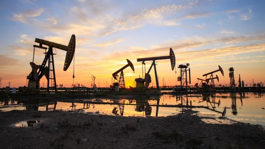 Цените на петрола поемат в нова посока под натиска на силния долар 