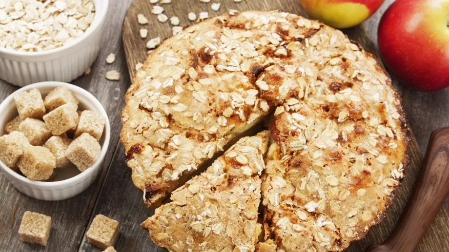 Имате ли ябълки и овесени ядки? Направете този сладкиш