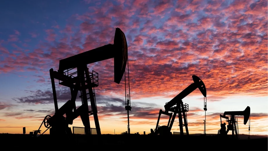 Цените на петрола продължават в необичайна посока 