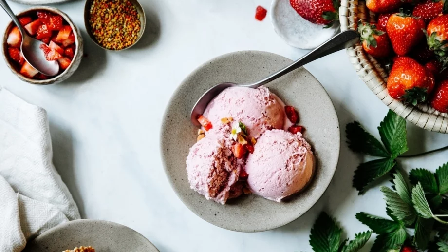 Супер лесен домашен сладолед с банани и ягоди