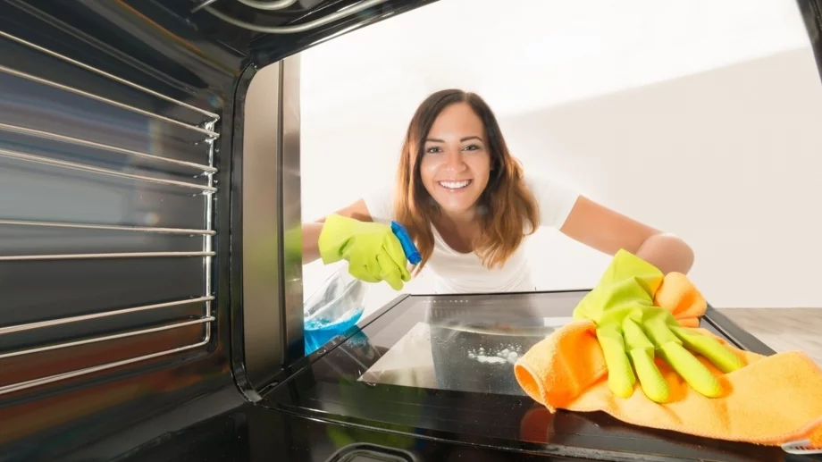 С тази съставка идеално ще почистите мазнините от фурната