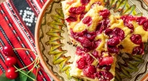 Сочен сладкиш с вишни от тефтера на баба