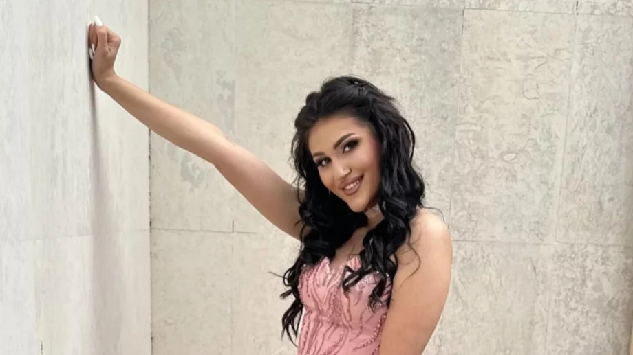 Нарязаната Дебора започна работа