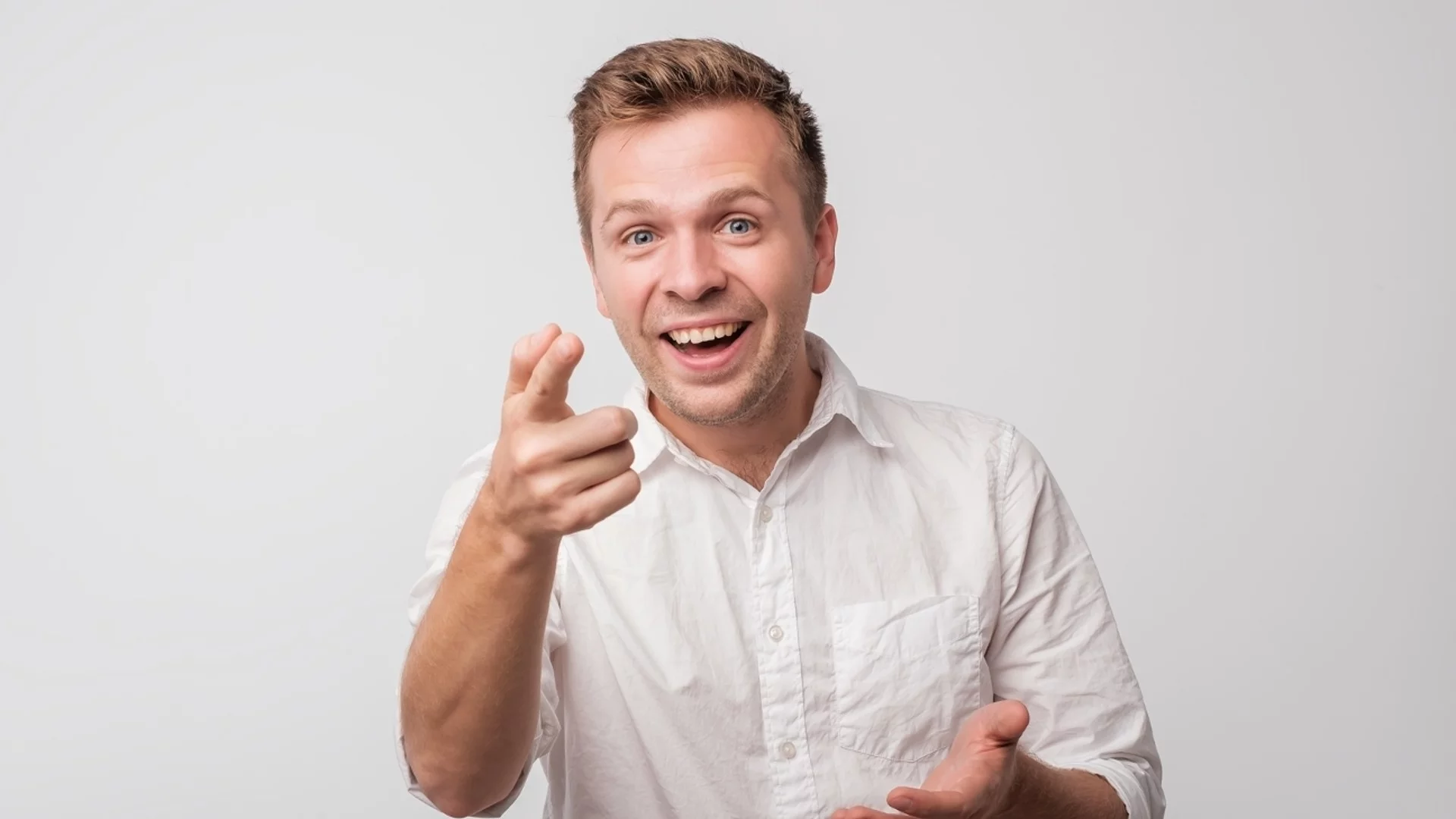 Супер смешен виц за днес, 5 юли, 2024 г.: Баба маха на автостоп.