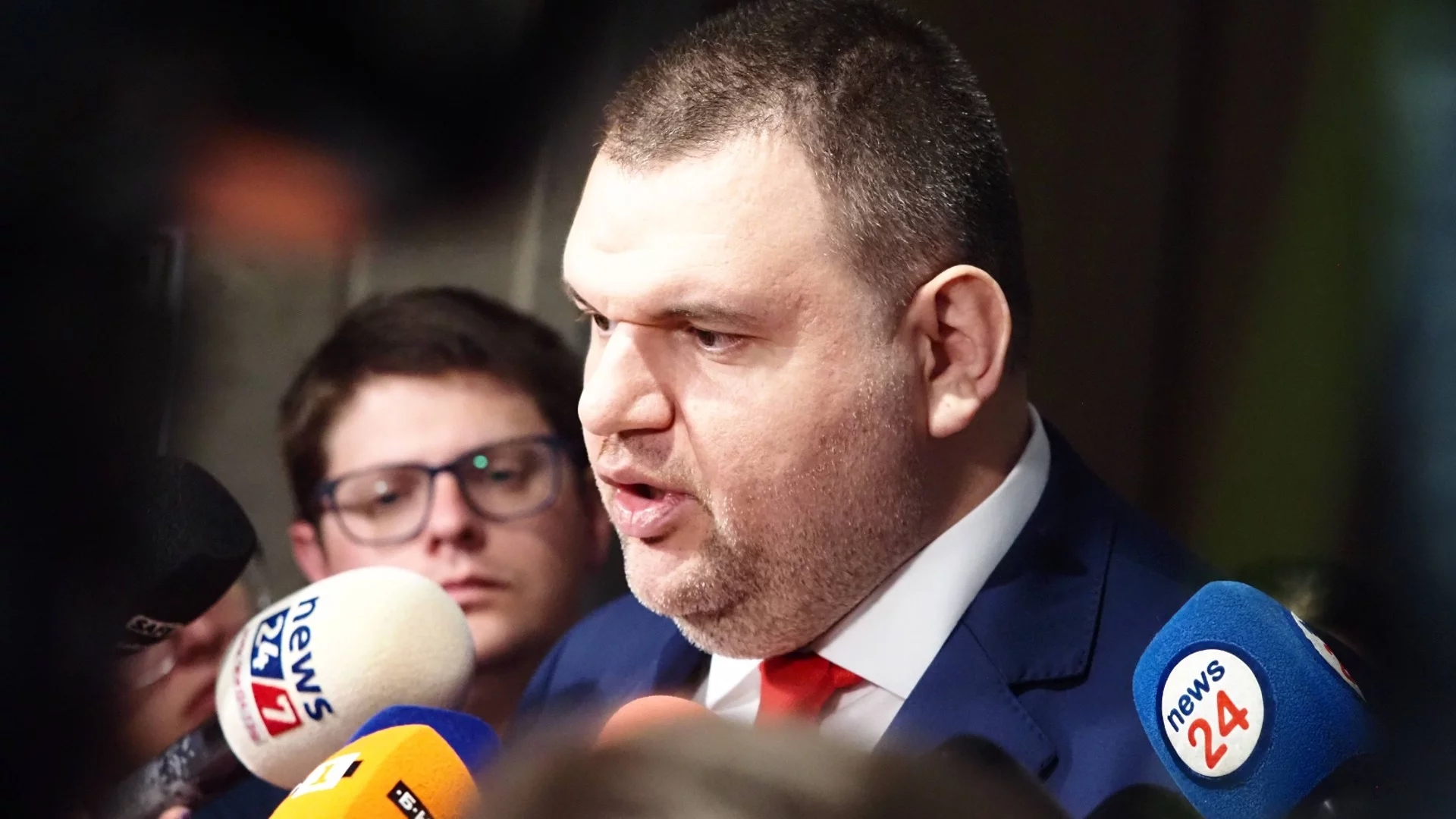 Пеевски поиска надуваемата лодка от Христо Иванов, щял да акостира на един плаж