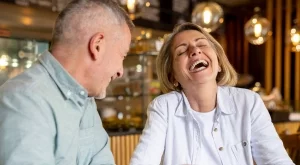 Женски виц за 10 юли, 2024 г.: Стоят двама