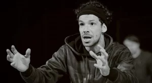 Пак се издъни: Хванаха Явор Бахаров да спи по бельо на пейка (ВИДЕО)