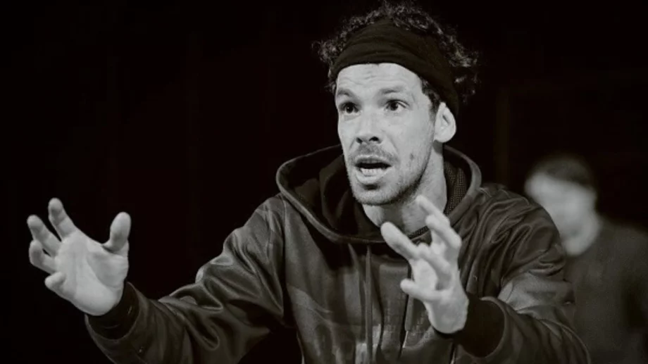 Пак се издъни: Хванаха Явор Бахаров да спи по бельо на пейка (ВИДЕО)