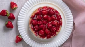 Вкусотия: Желирана торта с ягоди