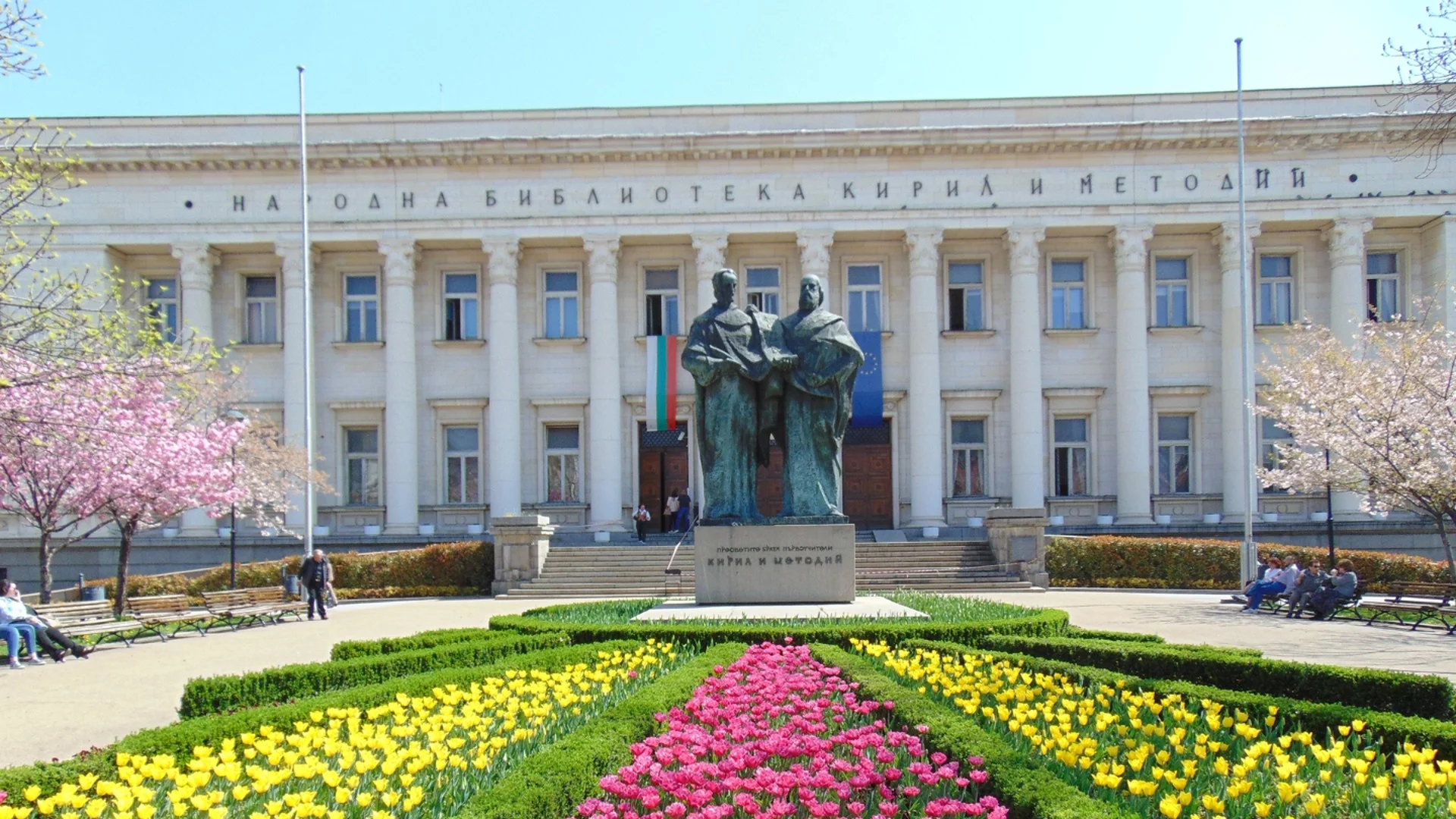 Националната библиотека пази най-малката книга с Господнята молитва у нас (ВИДЕО)