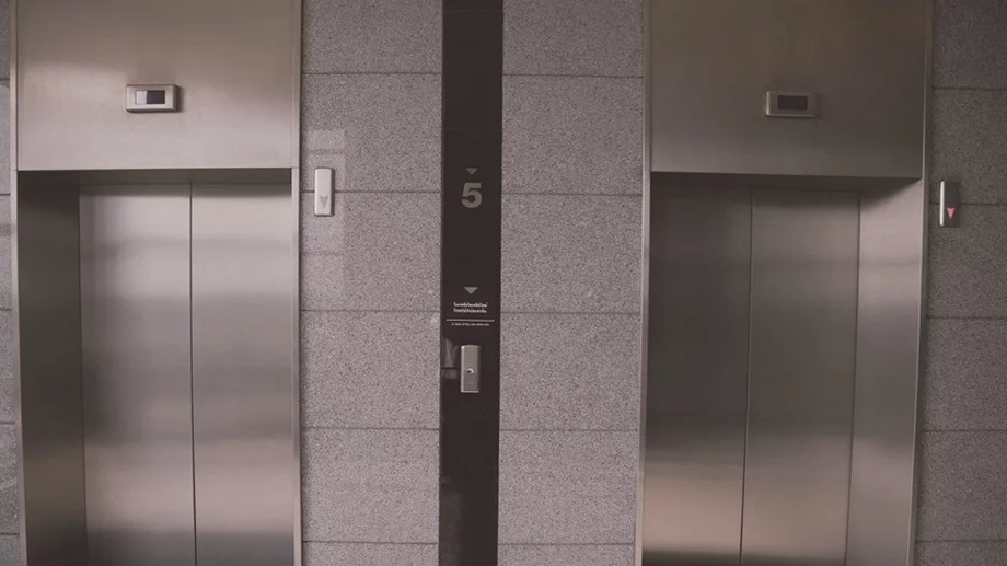 Мъж остана в асансьор 42 часа: Мислеше, че ще умре, помогнаха му стихове, написани от жена му