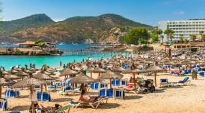 Хиляди жители на популярен остров  протестираха срещу масовия туризъм