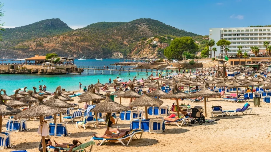 Хиляди жители на популярен остров  протестираха срещу масовия туризъм