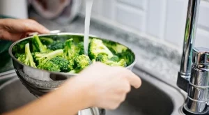 Как да измиете броколите, така че да са чисти и безопасни за ядене