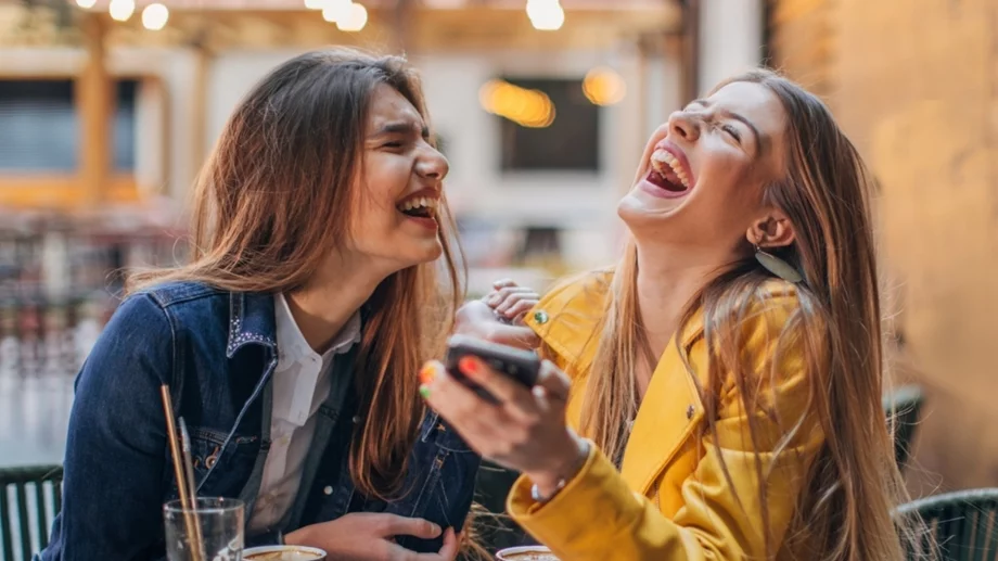 Женски виц за 25 юли, 2024 г.: Две блондинки