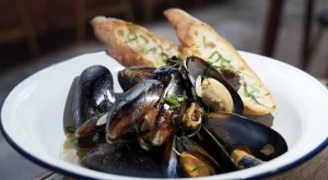 Черноморски миди с бяло вино и чесън