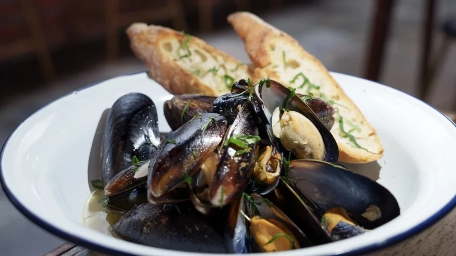 Черноморски миди с бяло вино и чесън
