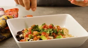 Салата с киноа и черен боб 