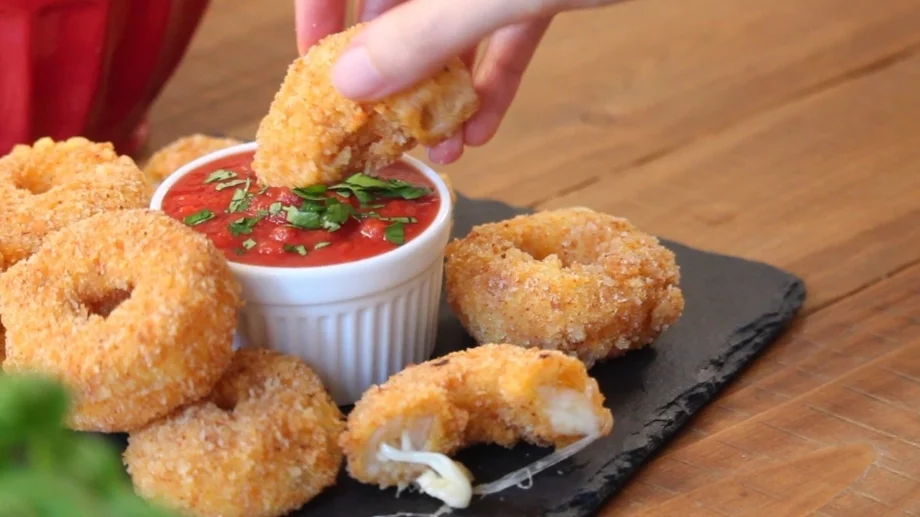 Жестоко мезе: Лучени кръгчета с моцарела