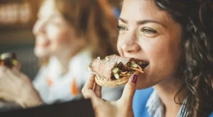 Изненадващи признаци, че дъвчете храната си погрешно