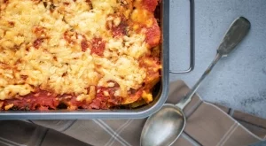 Жестока запеканка с тиквички, домати и сирена