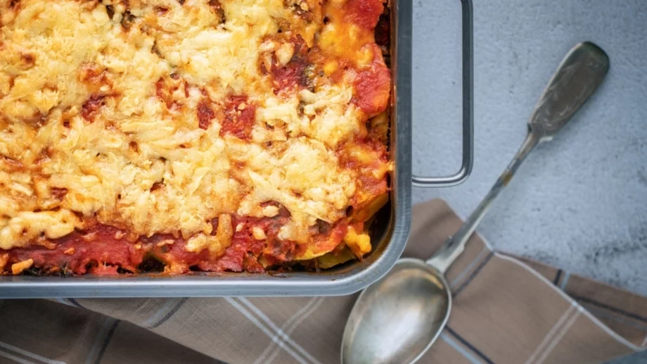 Жестока запеканка с тиквички, домати и сирена