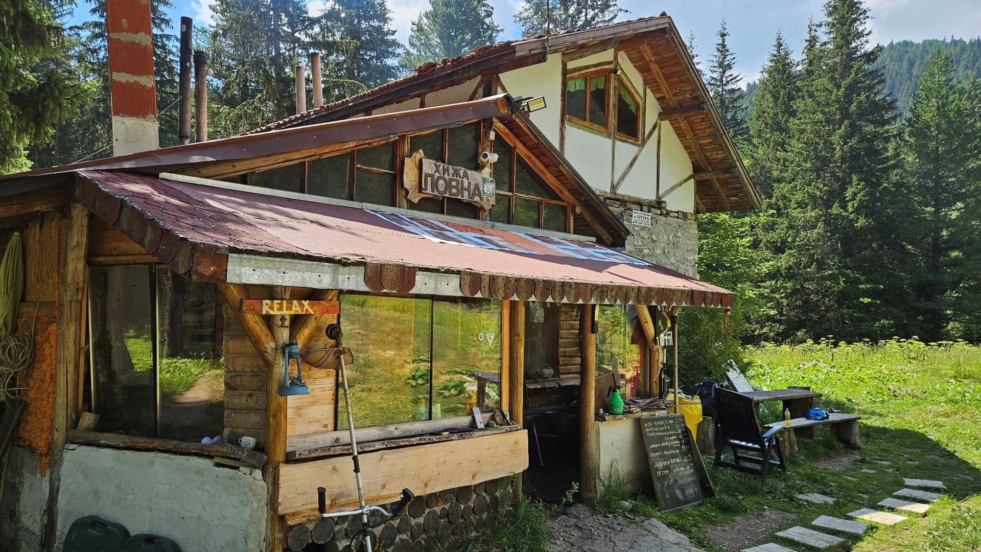 Обесен камък в Рилa: Различни вселени и един хижар, който знае всички реплики от „Роки“