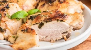 Крехко пилешко месо с босилек и чесън